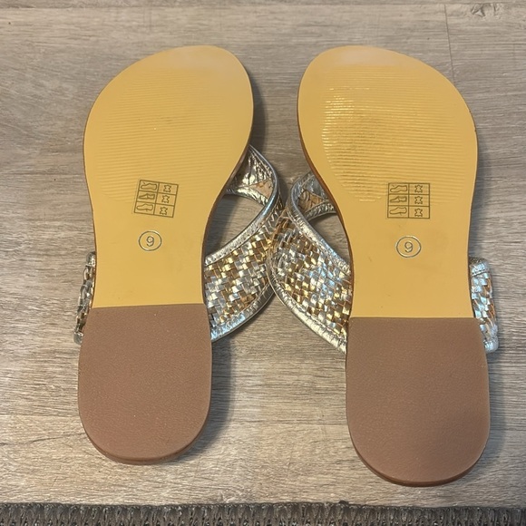 Salt + umber Women's Silver and Tan Sandals Flip flops Sz 9 NWOT - Picture 5 of 8